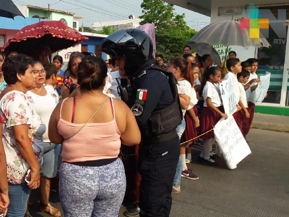 Continúa escuela del municipio de Veracruz sin luz; padres de familia bloquean avenida