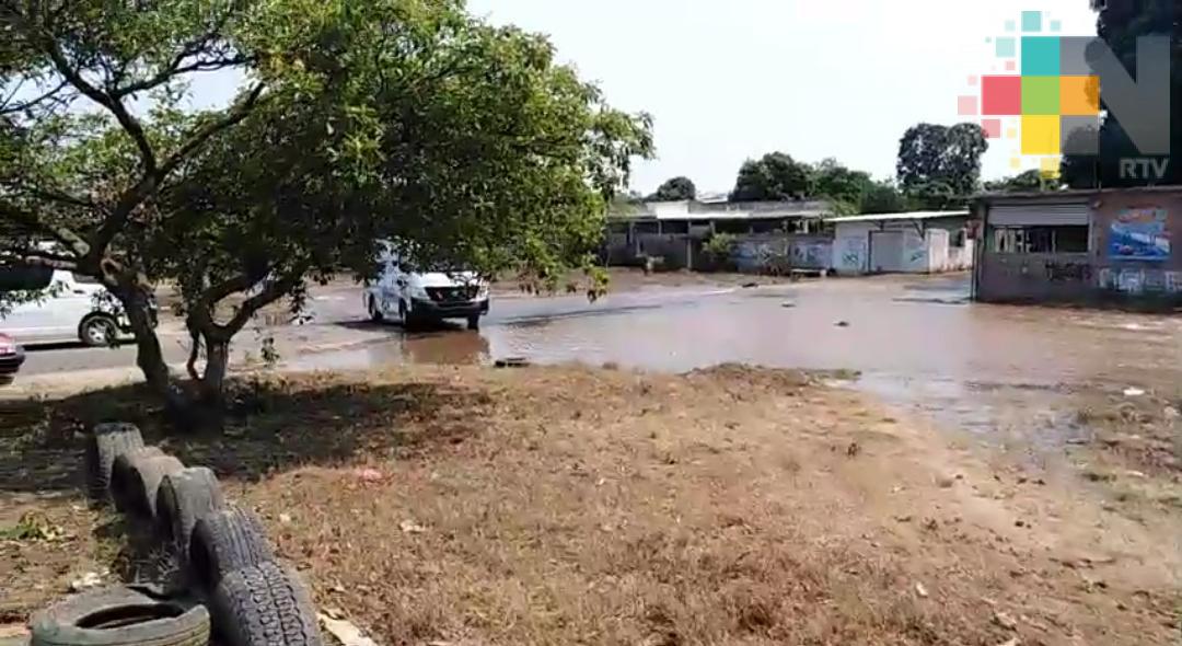 Fuga de tubería de Pemex provoca inundación en viviendas de Cosoleacaque