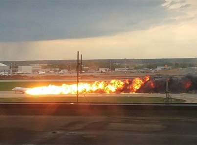 Encuentran las cajas negras de avión incendiado en Moscú