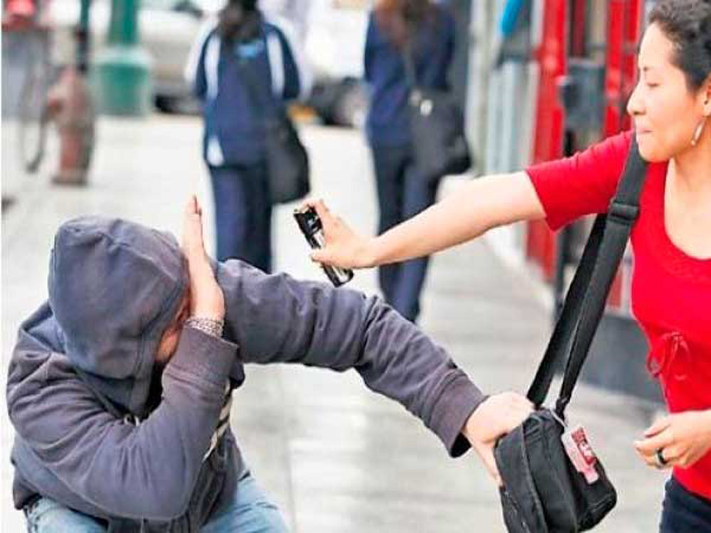 Mujeres portan artículos de defensa personal por seguridad