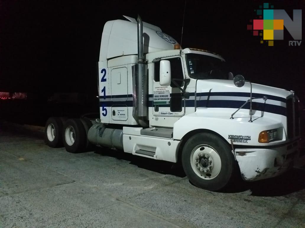 Recupera Fuerza Civil tractocamión robado, en Cosamaloapan