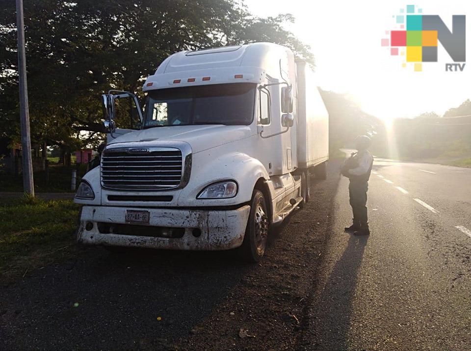 Aseguran dos tractocamiones con reporte de robo