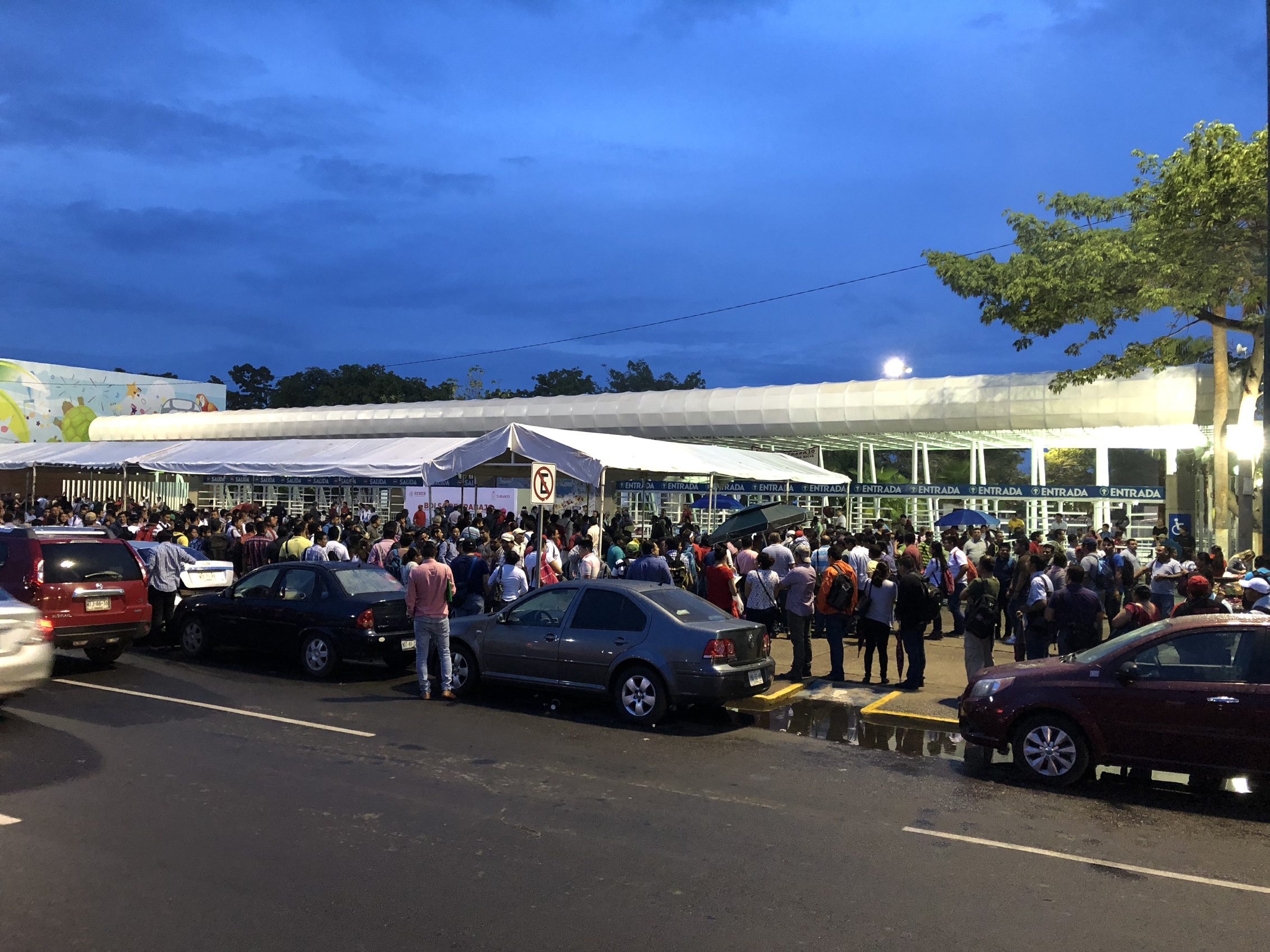 Cientos hacen fila para solicitud de empleo por refinería de Dos Bocas