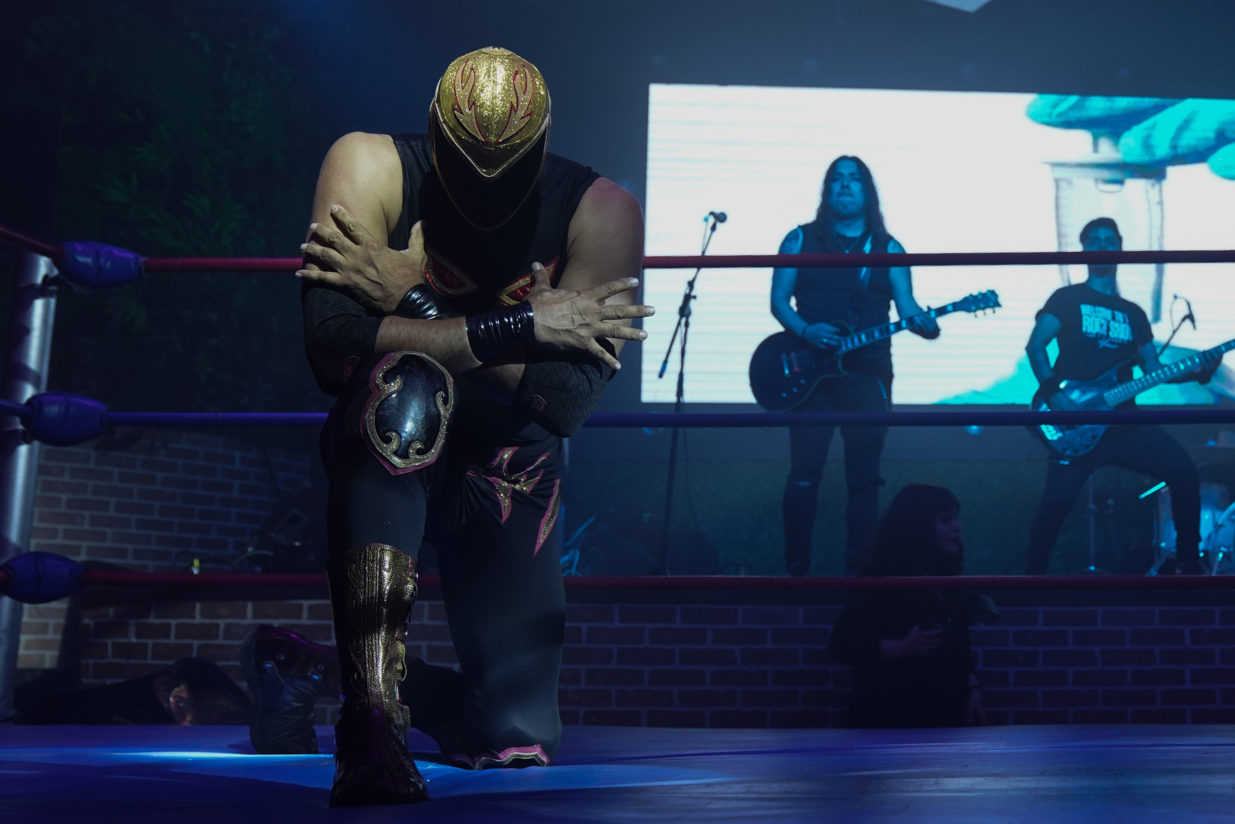 Fusionan lucha libre y música rock