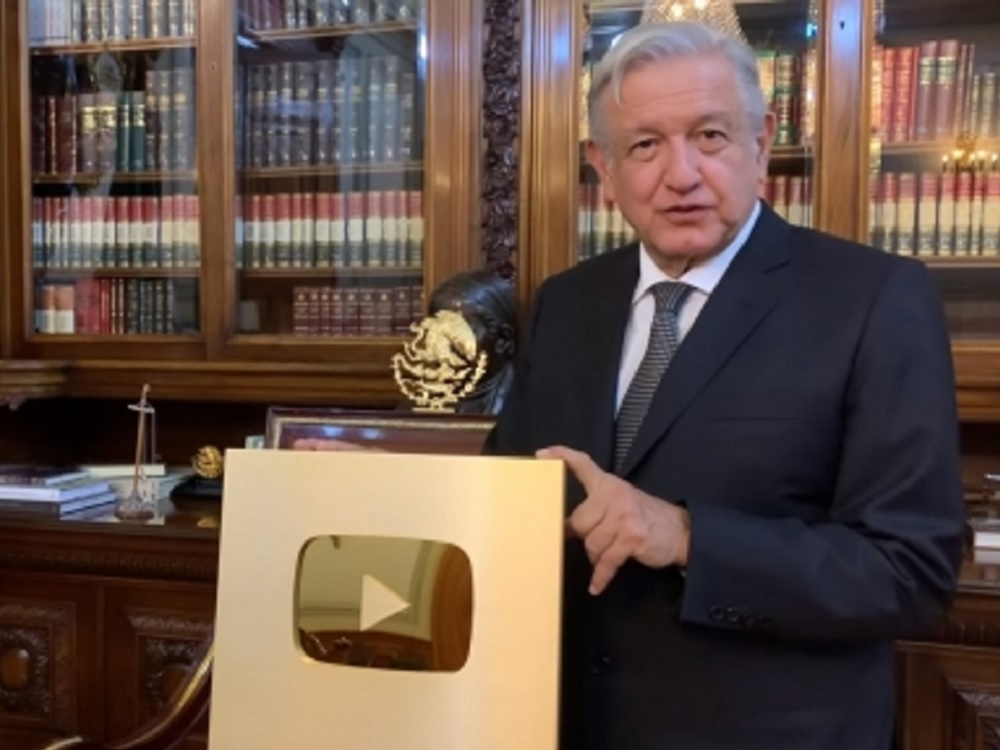 AMLO presume Botón de Oro de YouTube, lo dedica a las «benditas redes»