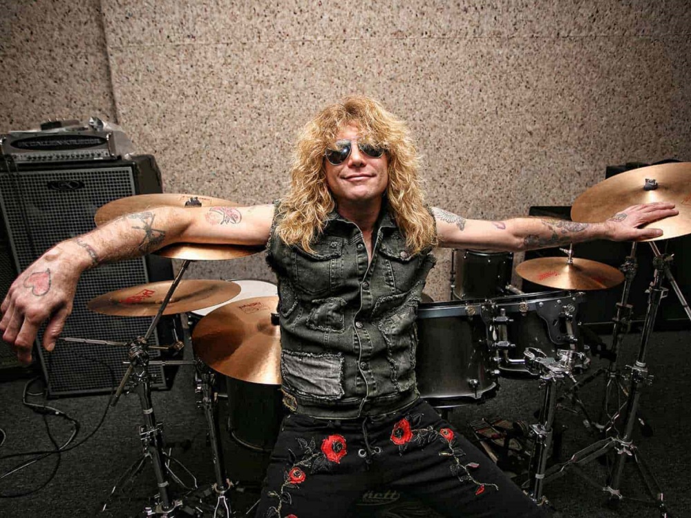 Baterista Steven Adler es hospitalizado tras apuñalarse