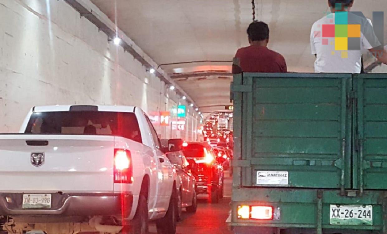 Bloquean paso al puente Coatzacoalcos I, exigen restablezcan servicio de luz
