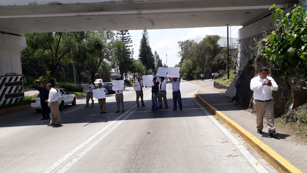 Taxistas inconformes bloquearon avenida Lázaro Cárdenas a la altura de CAXA