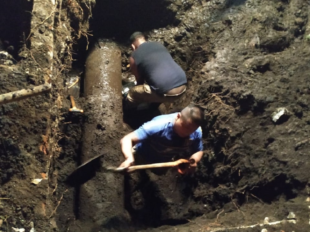 CMAS continúa reparación de tubería en Prolongación Villahermosa esquina Ruiz Cortines