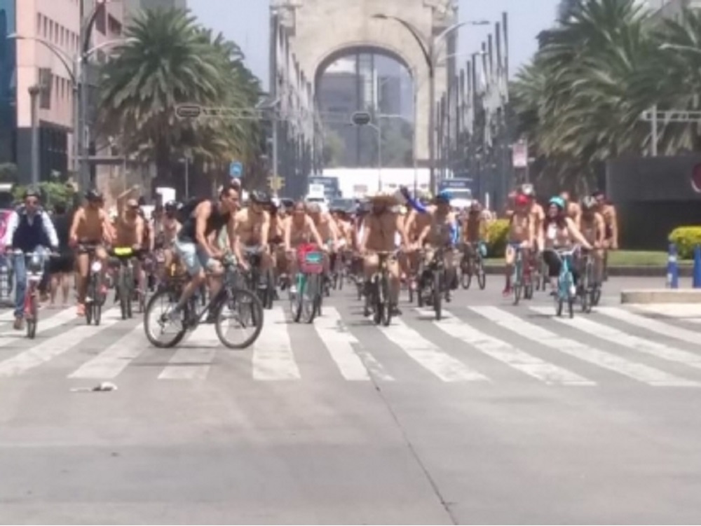 Ciclistas desnudos recorren la capital del país en favor del respeto