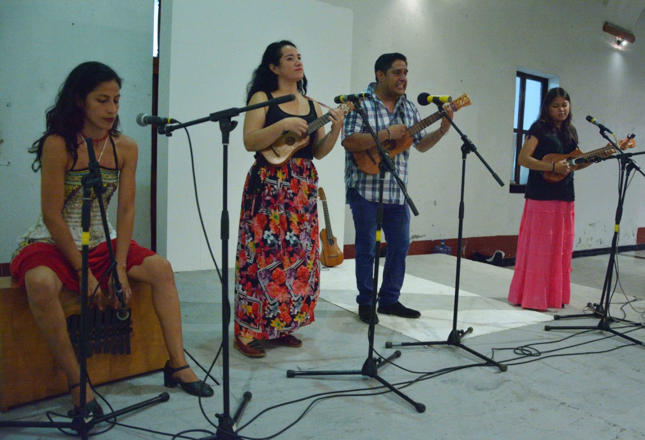 Invita IVEC al fandango del mes con el grupo Tlacócotl