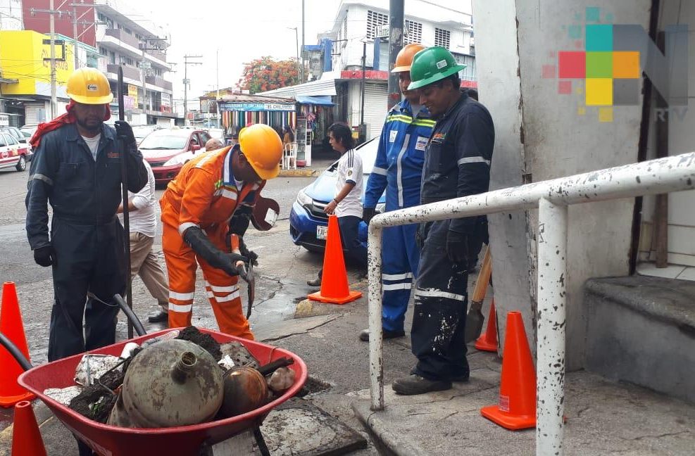 Limpian canales a cielo abierto y colectores pluviales en la ciudad de Veracruz