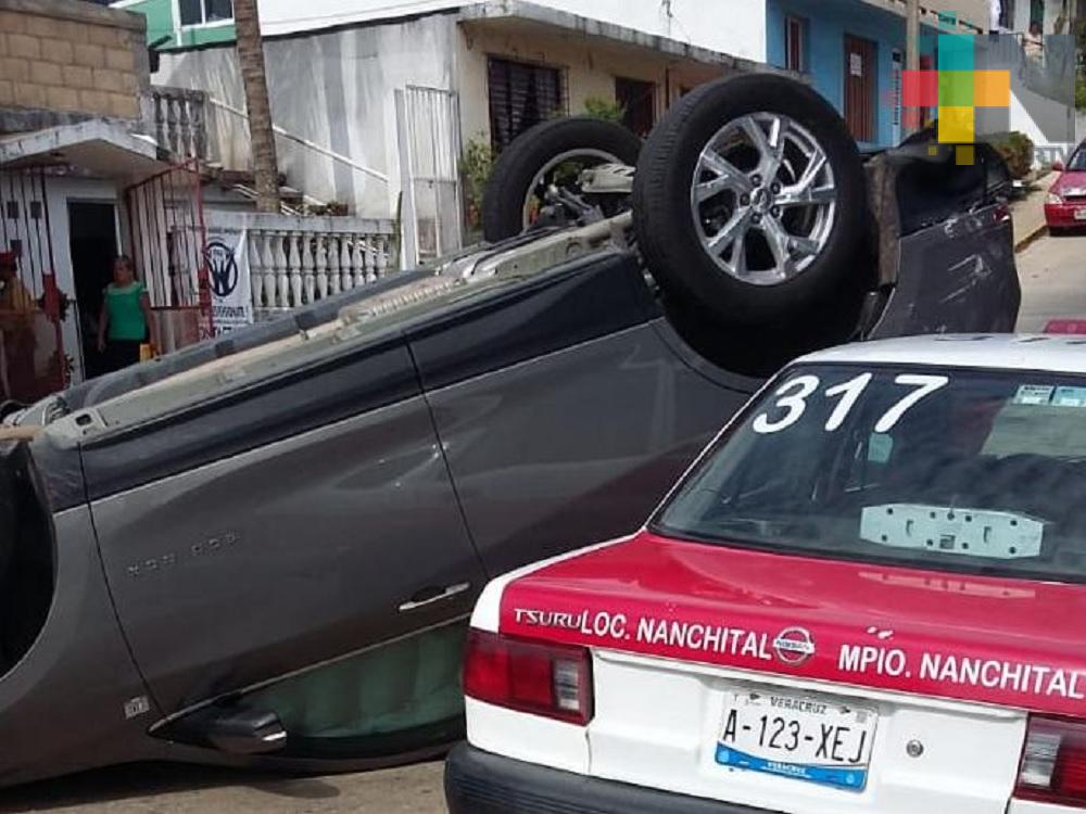 Dos lesionados y una camioneta volcada saldo de accidente vial en colonia de Coatzacoalcos