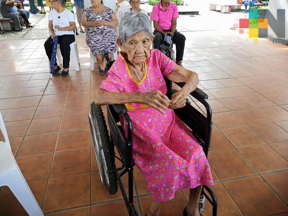 Josefa Pérez de 102 años, una de las beneficiadas con la pensión de Bienestar en Coatzacoalcos