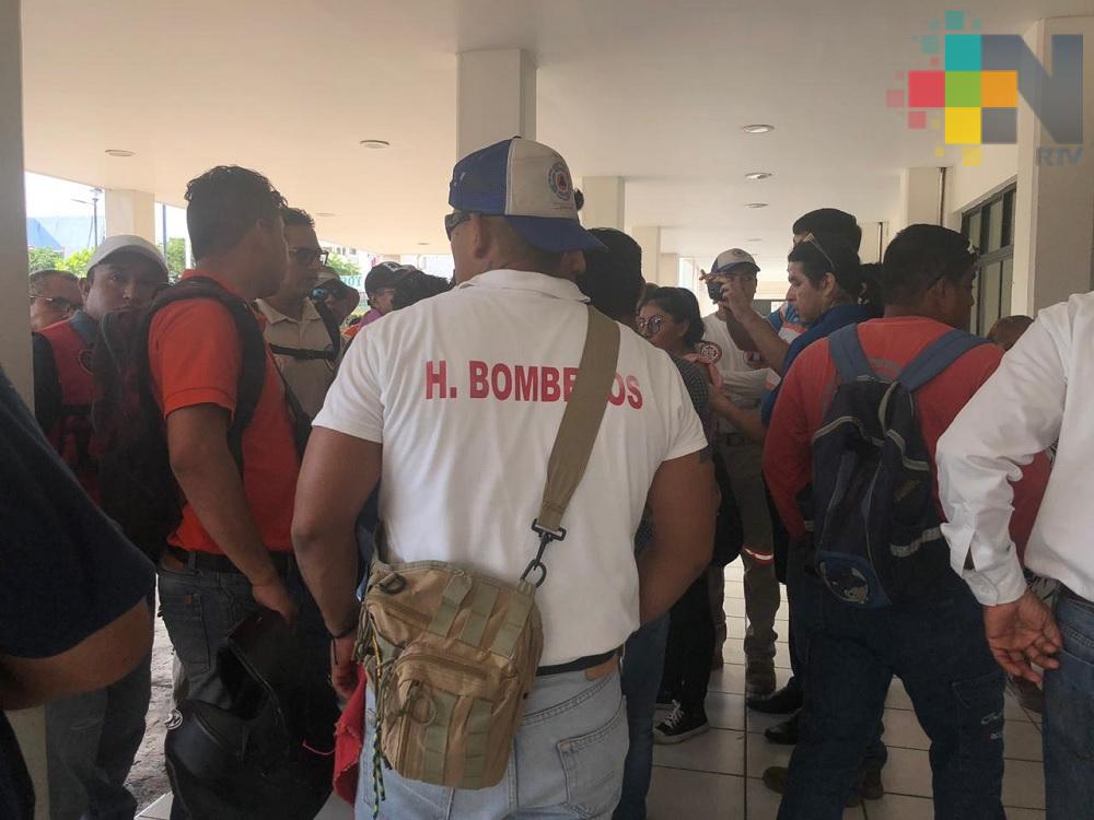 Elementos de Protección Civil y bomberos de Coatzacoalcos piden les paguen bono prometido