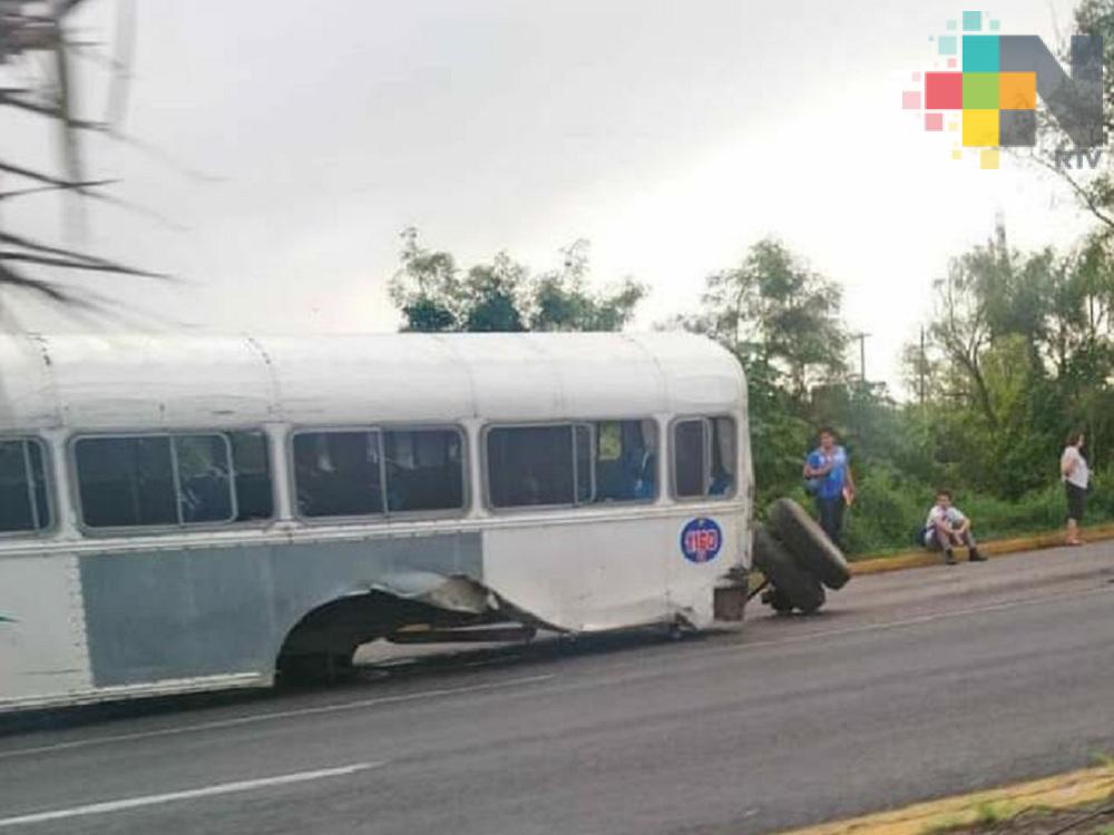 En Veracruz, urbano se queda sin llantas traseras; no se reportan lesionados