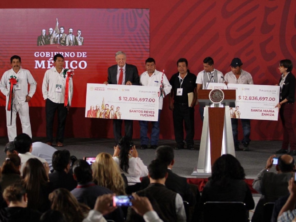 Entrega AMLO a dos municipios de Oaxaca 28.4 mdp recaudados en subasta