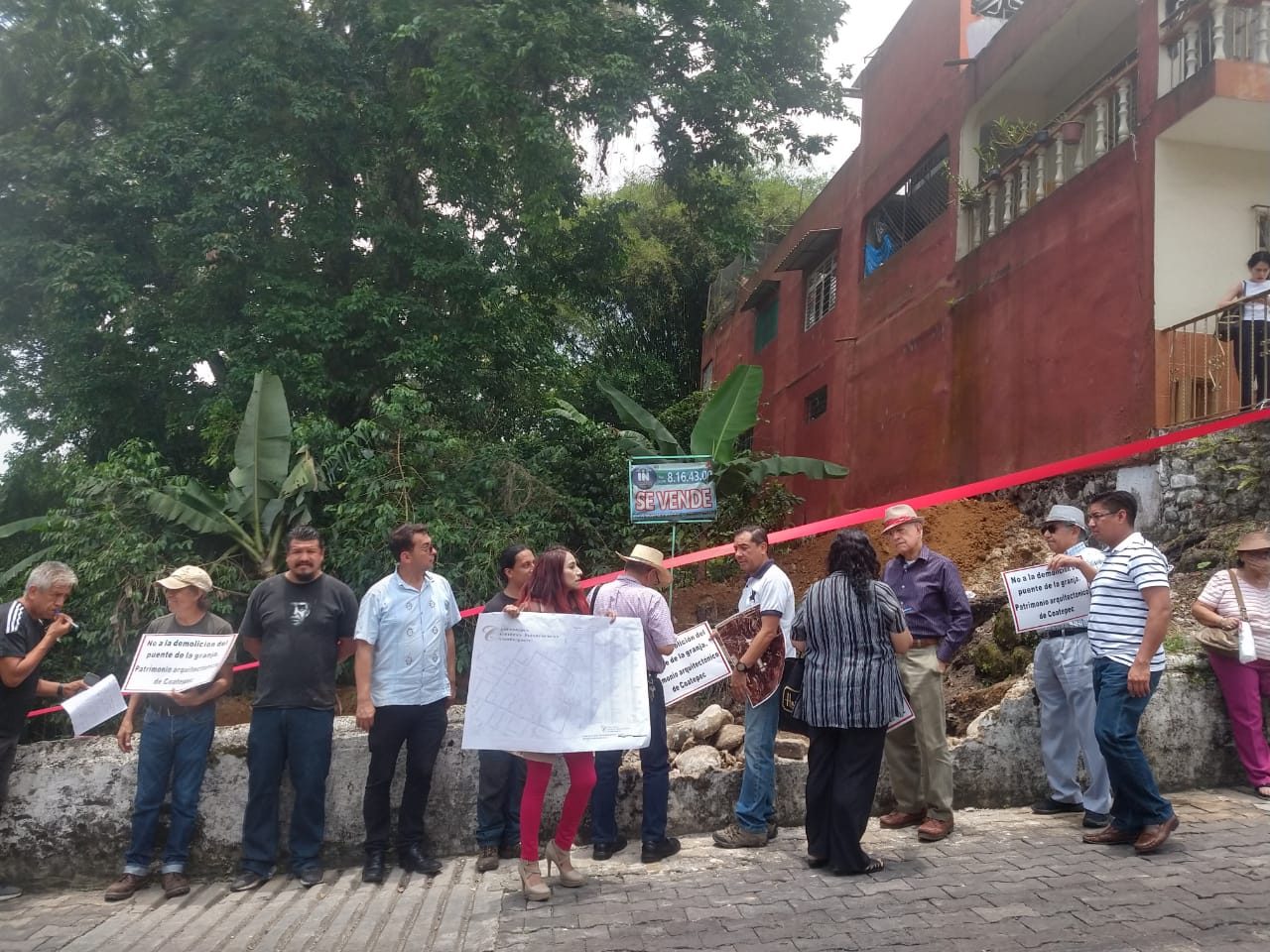 Protestan habitantes de Coatepec por daños a histórico puente de 150 años