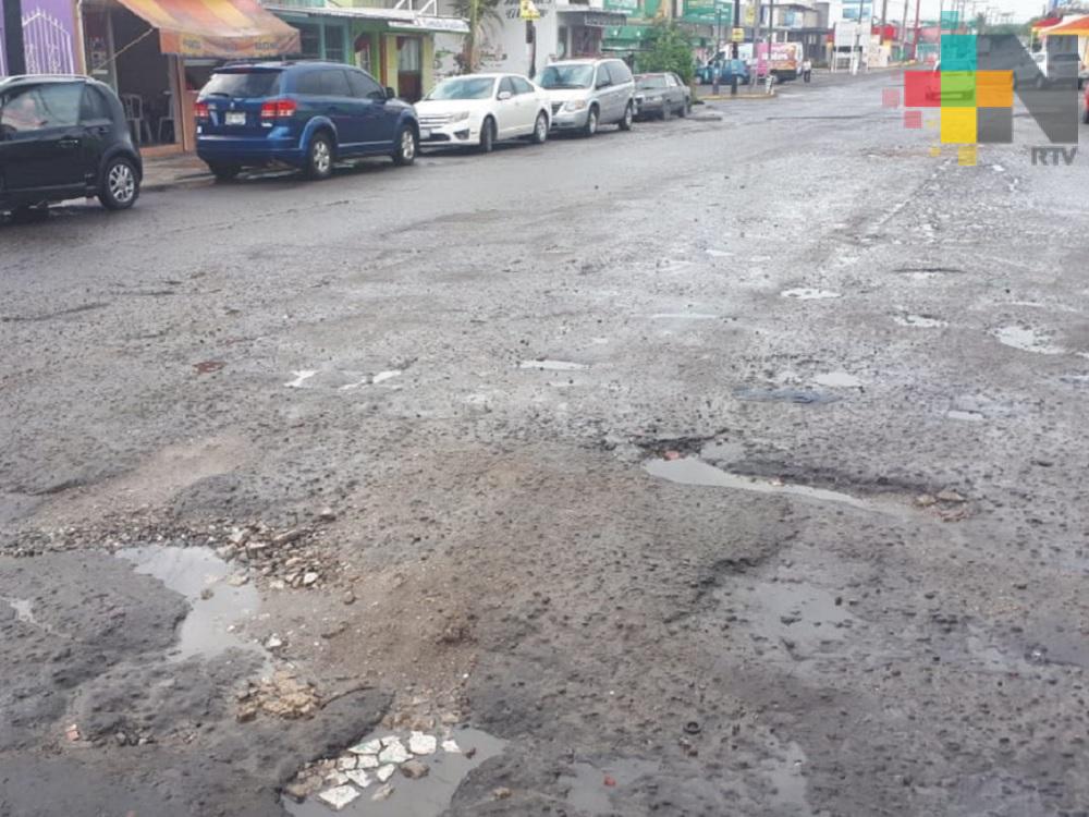 Fraccionamiento del municipio de Veracruz lleno de baches; piden resolver el problema