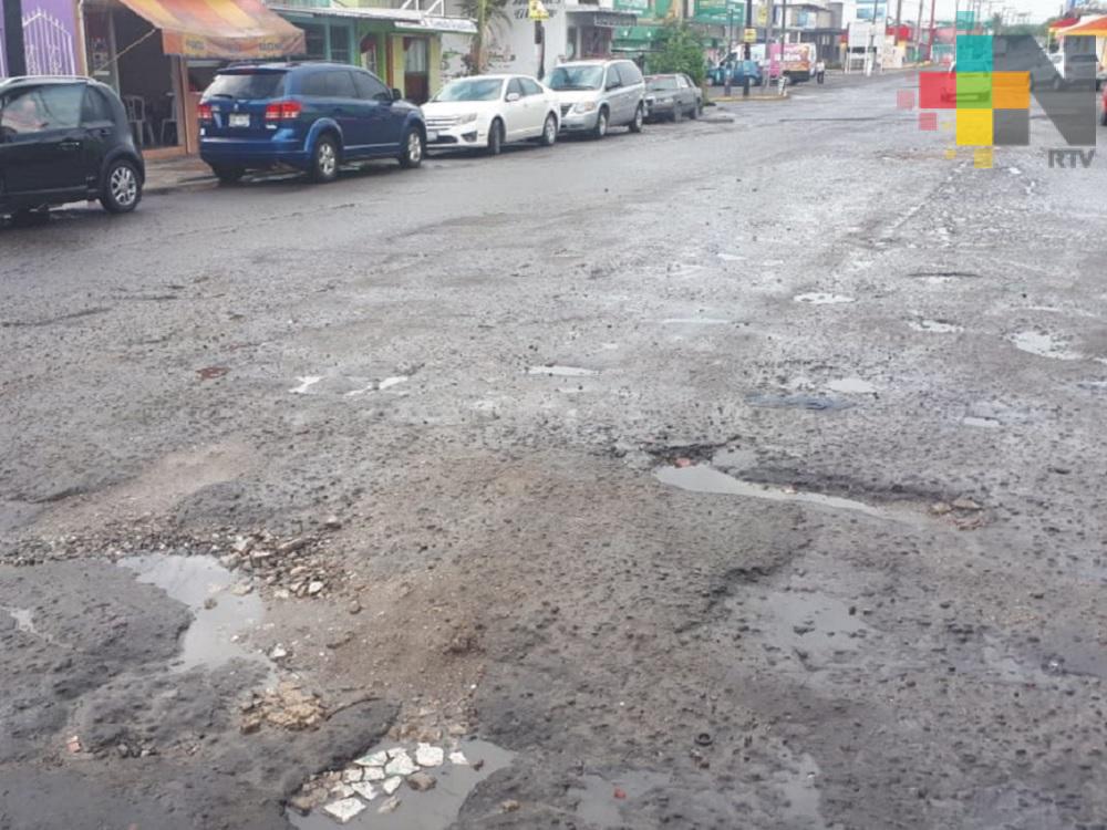 Fraccionamiento del municipio de Veracruz lleno de baches; piden resolver el problema