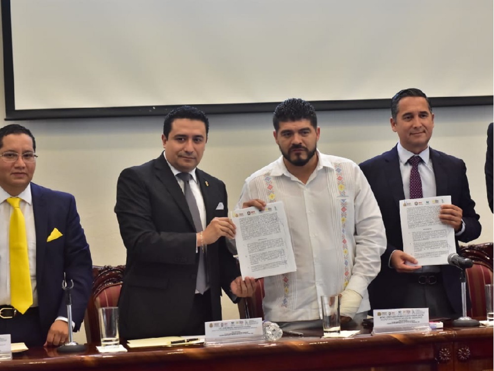 Firman SEV y Colegio de Notarios Públicos convenio de colaboración para escriturar escuelas
