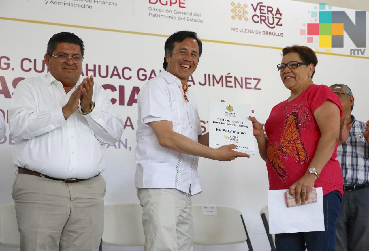 Entrega Gobernador escrituras a habitantes de Tuxpan para darles certeza jurídica