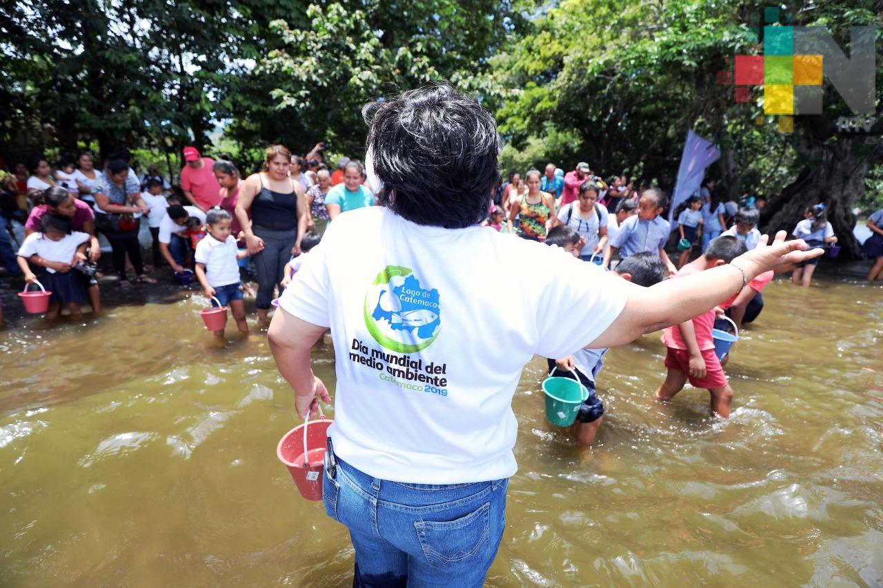 Siembra SEDARPA peces y tegogolos en la Laguna de Catemaco