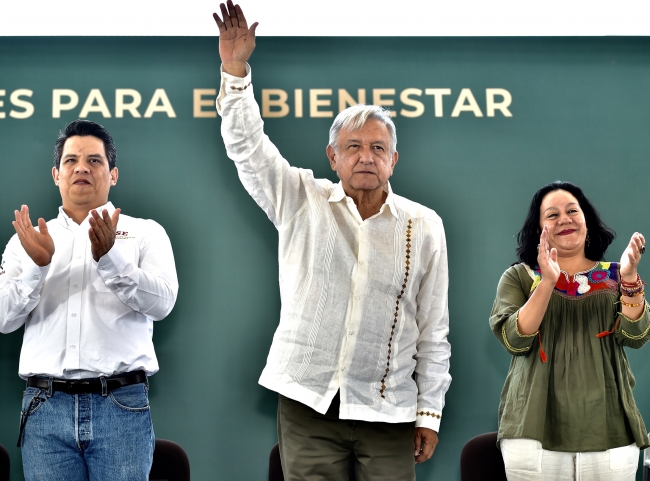 López Obrador anuncia adelanto en la entrega de escrituras