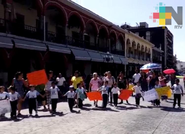 Padres de familia exigen construcción de barda para jardín de niños de Córdoba