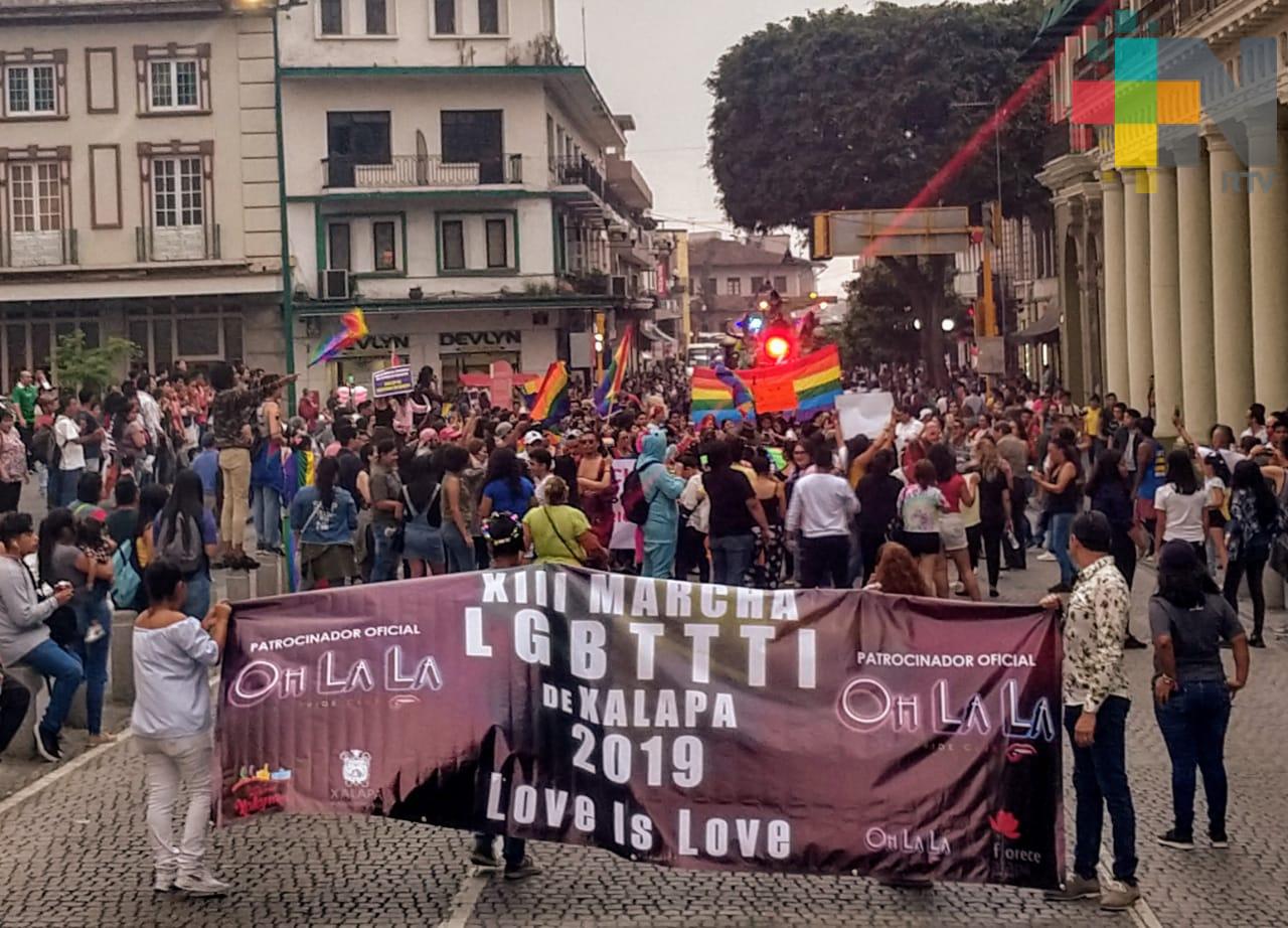 Cientos de personas participaron en la XIII Marcha del Orgullo LGTTTI en Xalapa