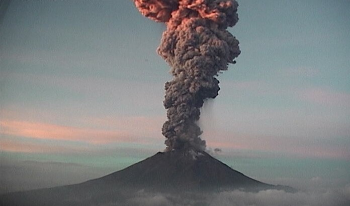 Explosiones del Popocatépetl dispersan ceniza hacia Puebla y Morelos