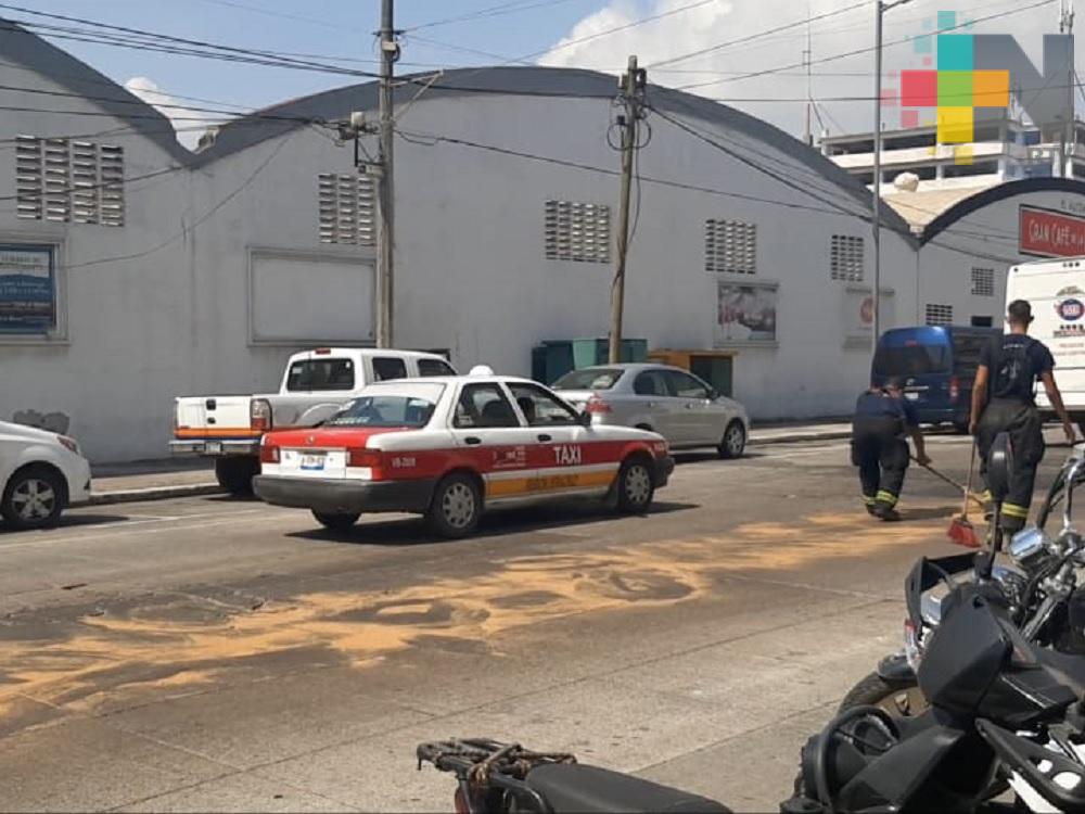 Por diésel derramado, bomberos realizan limpieza en calles del municipio de Veracruz