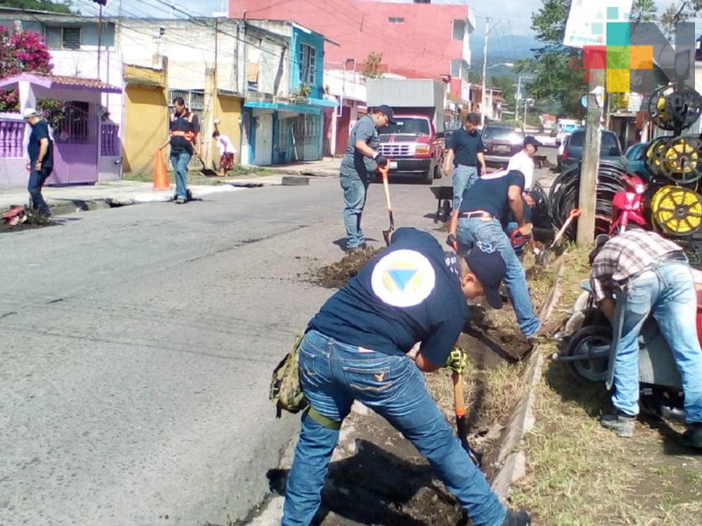 Realizan limpieza en desagües y cunetas de la calle Fernando Gutiérrez Barrios de Xalapa