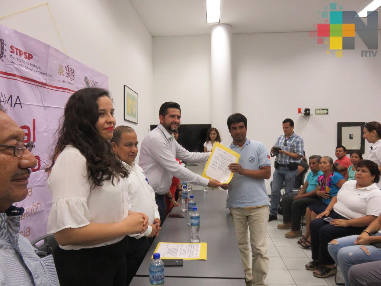 Entrega Secretaría del Trabajo “Fomento al Autoempleo”, en Poza Rica