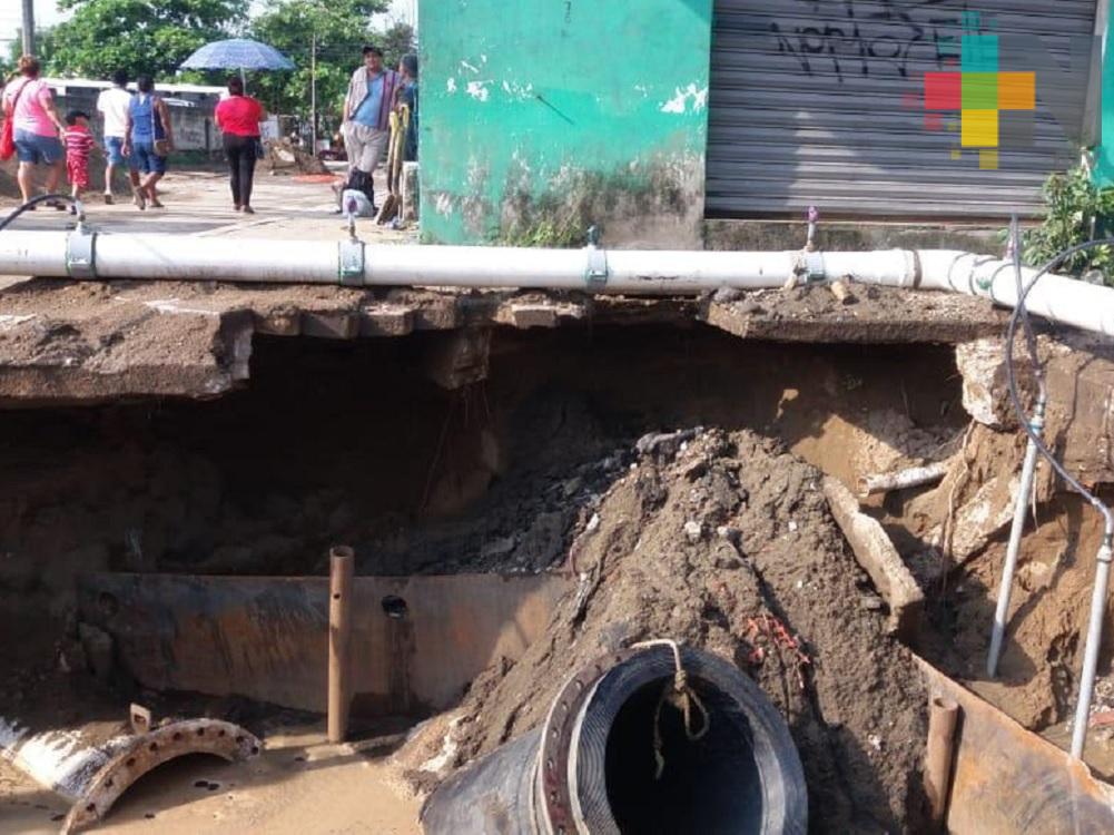 Se abre socavón en avenida de Coatzacoalcos; viviendas de alrededor están en peligro