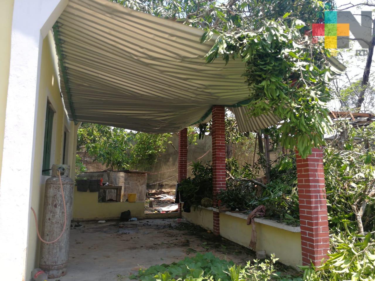 Una tromba azotó al municipio de Jáltipan; deja 16 casas destechadas
