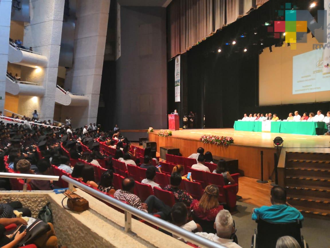 Se gradúan alumnos de la UTSV