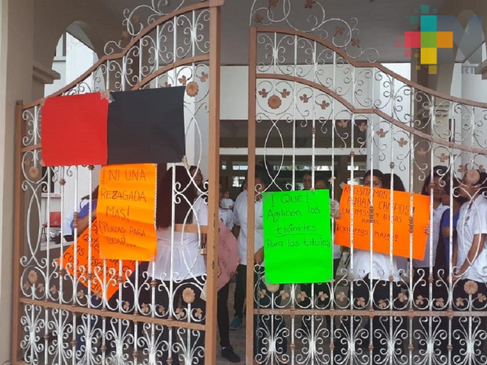 Estudiantes de la Universidad Femenina de Veracruz piden más espacios para realizar servicio social