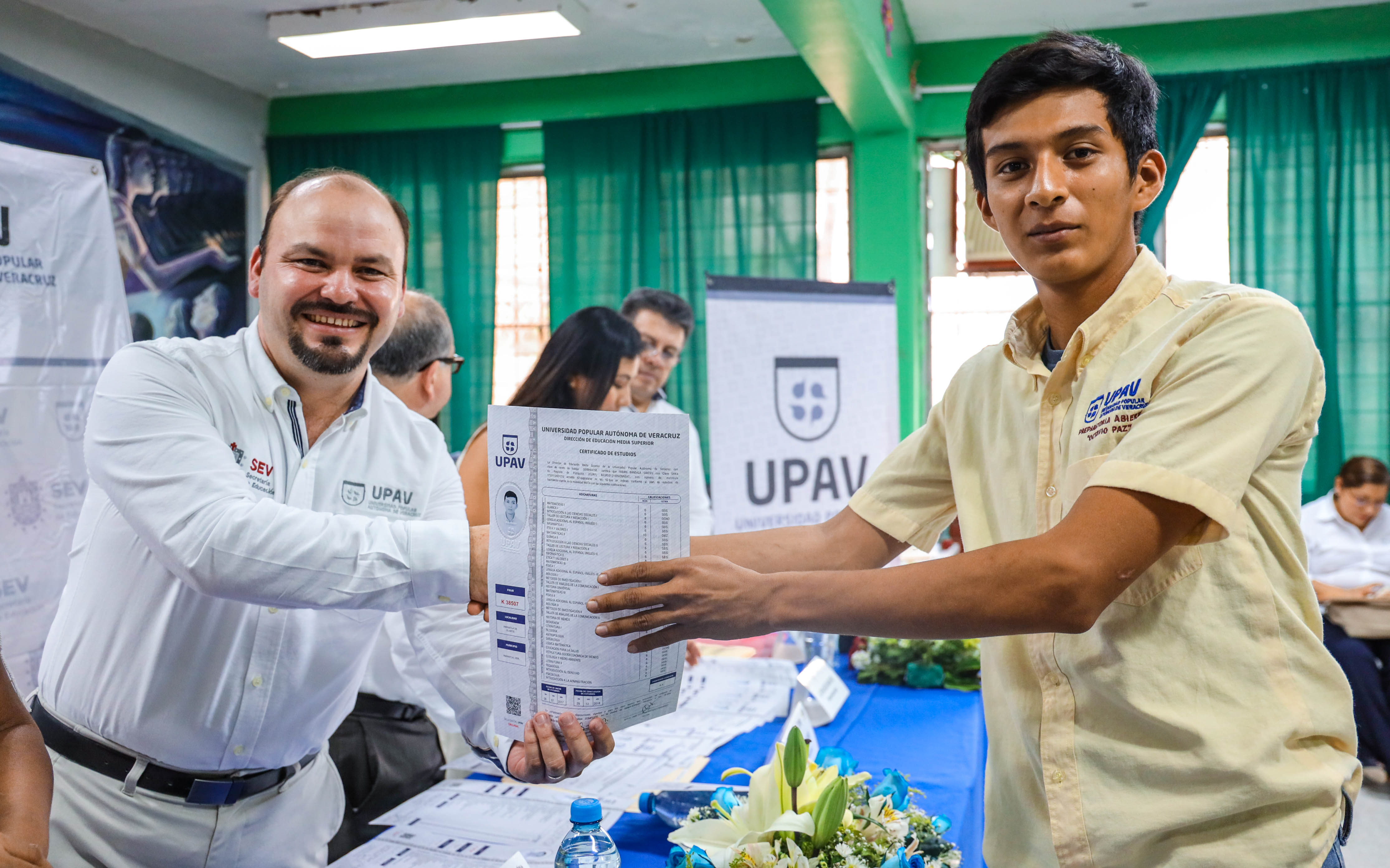 Durante giras de trabajo por el estado, rector de la UPAV entrega certificados a egresados de bachillerato