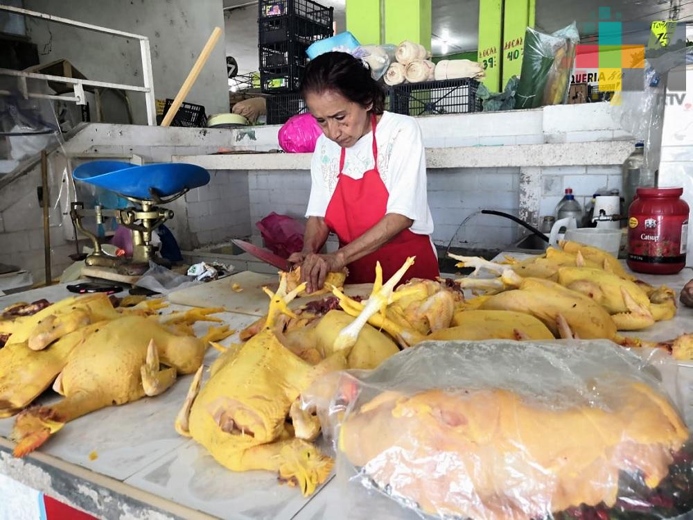 Vendedores de pollo en Nanchital afectados por alza del precio de este producto