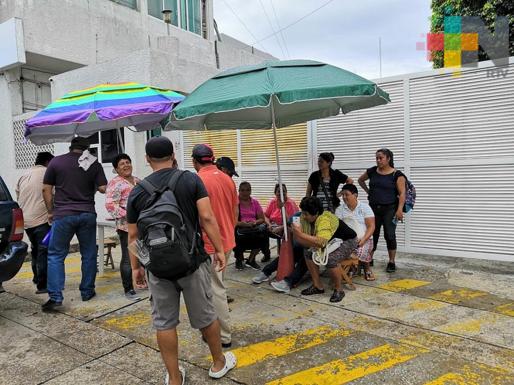 Vecinos de colonias de Coatzacoalcos toman oficinas de CFE; piden cambio de transformador