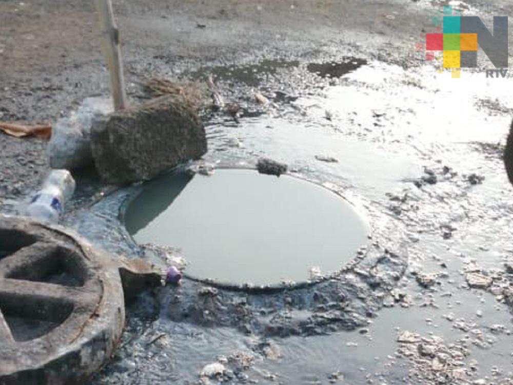 Vecinos reportan aguas negras que brotan de alcantarilla de calle Juan de la Barrera
