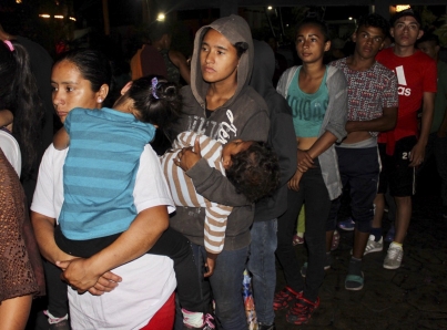 Cientos de venezolanos intentan llegar a Perú antes de este sábado