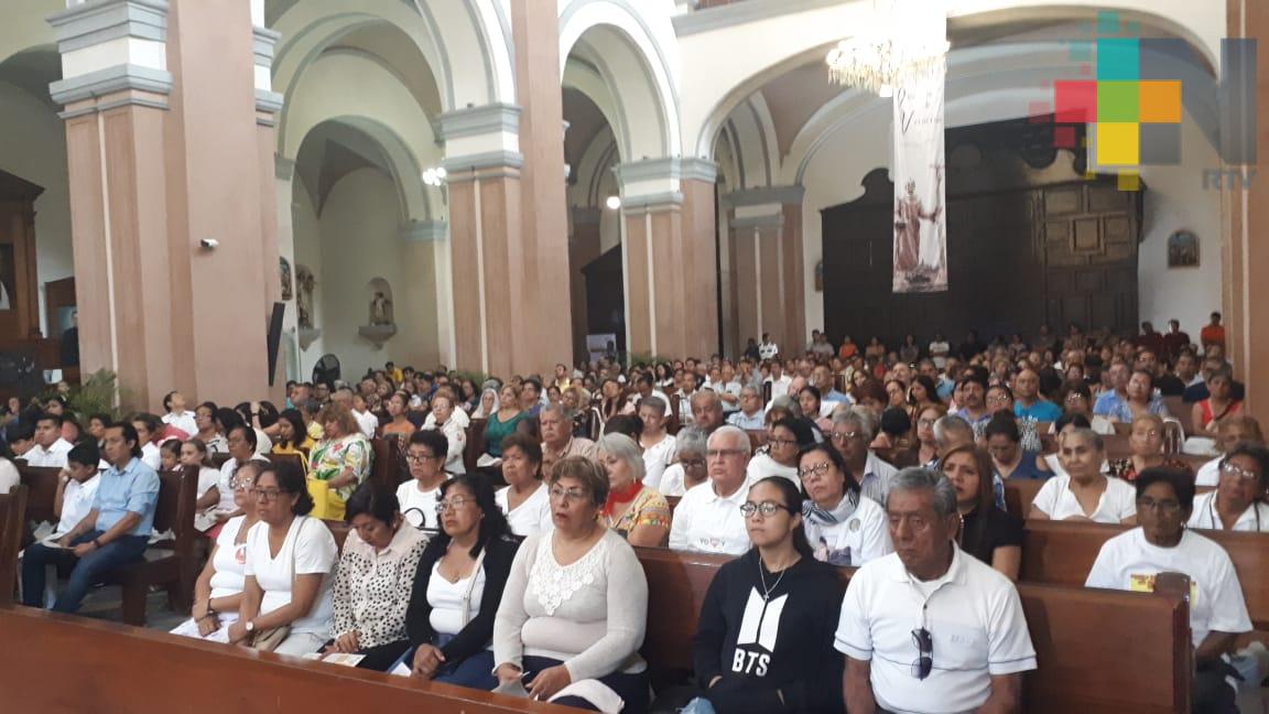 Rezan por personas desaparecidas en Veracruz