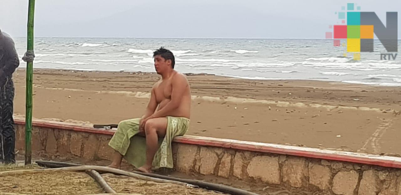 Rescatan dos personas del mar