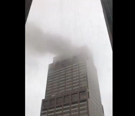 Helicóptero se estrella contra rascacielos en el centro de Manhattan