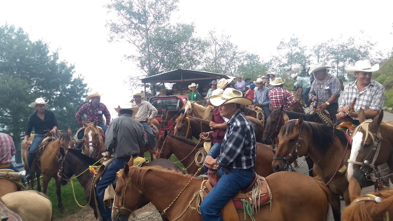 Con cabalgata en Tlachichilquillo, congregación de Zacualpan, promueven la unión familiar