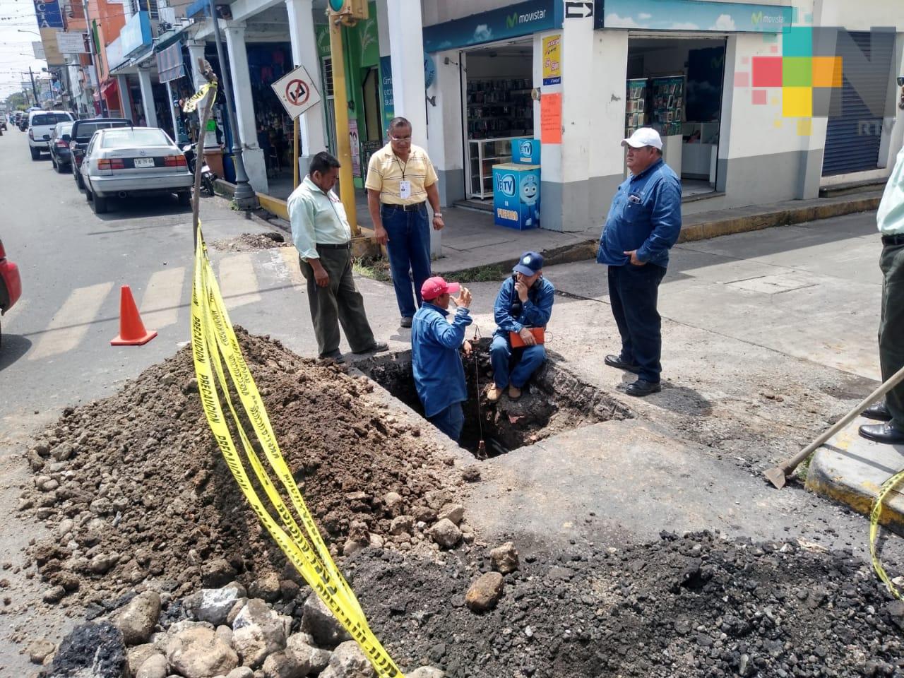 Personal de CAEV repara fugas en Cuitláhuac