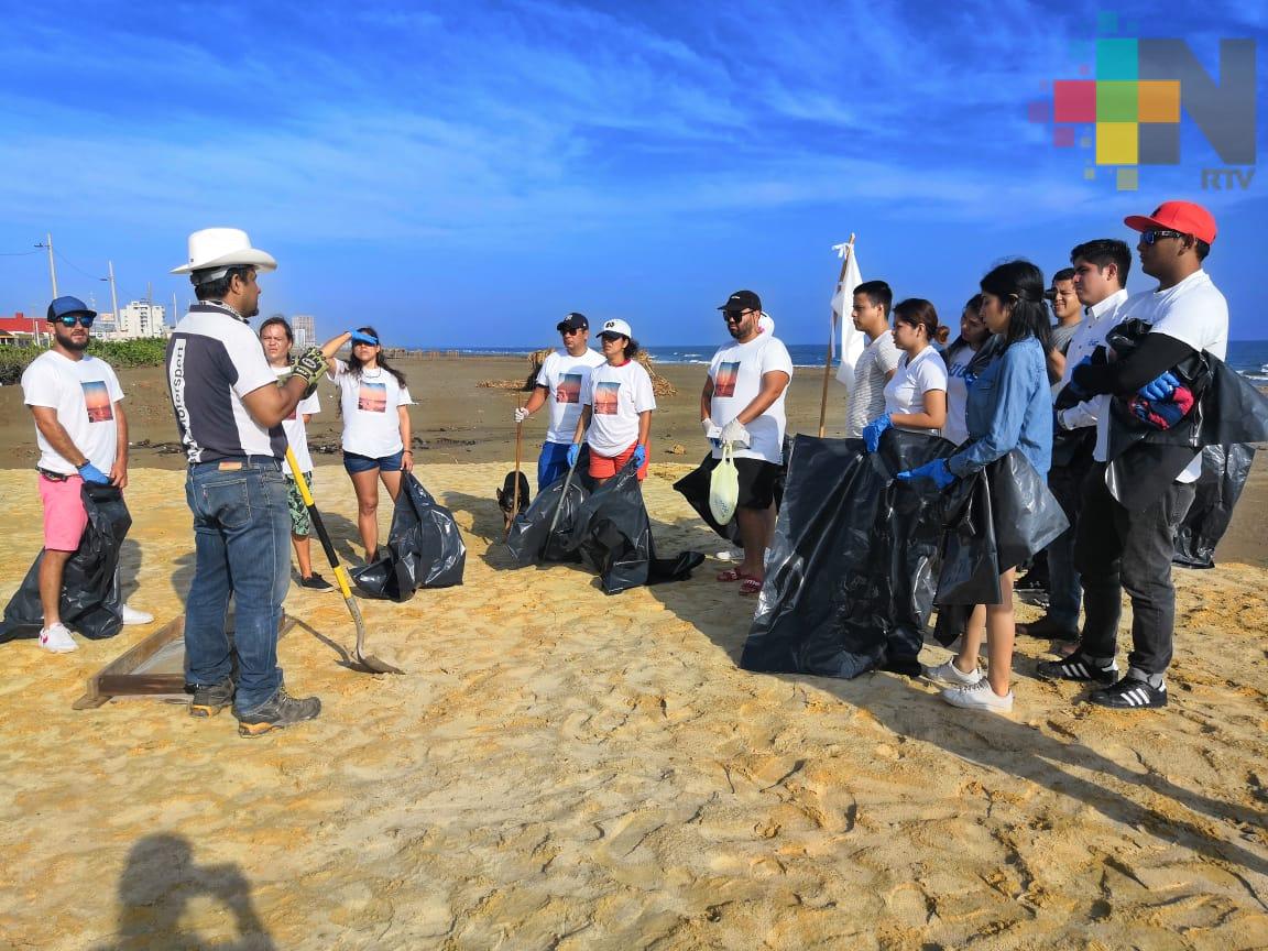 Ciudadanos se unieron para realizar jornada de limpieza en playa de Coatzacoalcos
