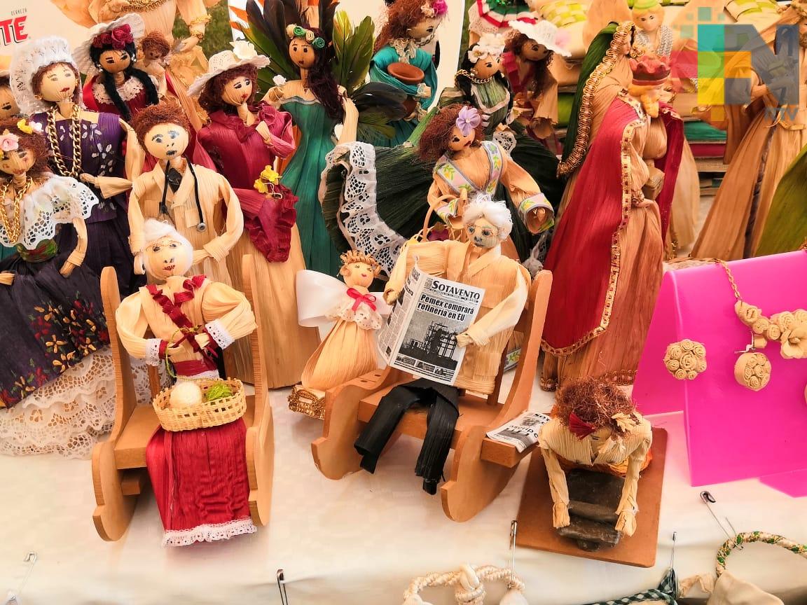 En Cosoleacaque convierten hojas de maíz en artesanías